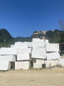 Bloque de Mármol Blanco Vietnamita Crudo Directo de Cantera, Gran Tamaño, Piedra Natural Moderna para Cortar en Losas y Azulejos para Uso en Apartamentos - Product Image 1