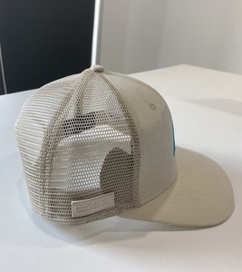 หมวกแก๊ปทรง Trucker ตาข่าย 6 แผง แบบ Snapback สำหรับทุกเพศ พิมพ์โลโก้ตามสั่งจากโรงงานโดยตรง คุณภาพสูง ผลิตจากโพลีเอสเตอร์/คอตตอน ปรับขนาดได้ - Product Image 4