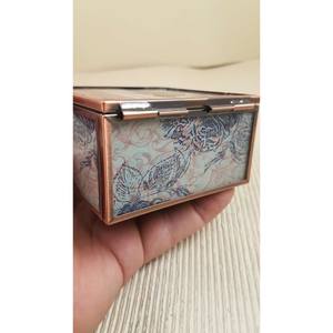 Boîte à bijoux carrée de style vintage avec un motif paon, en verre et métal - Product Image 3