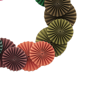 Couronne de fleurs en papier multicolore, festive et artisanale, pour la décoration des fêtes. - Product Image 2