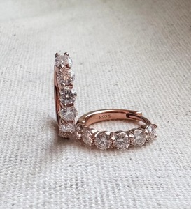 Pendientes de aro Moissanite Huggee de plata de ley 925, pendientes de diamantes personalizados, fabricación de joyería de diamantes, regalo para ella - Product Image 3