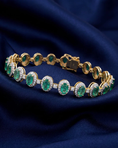 Pulsera Halo Esmeralda Eterna, Elegante Pulsera con Diseño Halo Atemporal con Radiantes Piedras Centrales de Esmeralda Verde - Product Image 3