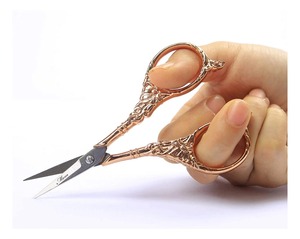 Tijeras de Cobre Hechas a Mano Resistentes al Óxido con Corte Suave, Agarre Cómodo, Personalización y Diseño de Boutique para Costura - Product Image 3