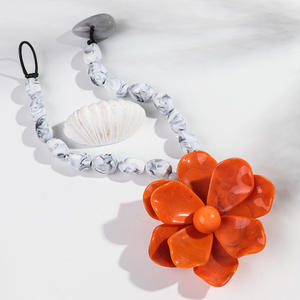 Colliers uniques avec grandes perles rondes et pendentifs fleur en résine pour femmes, colliers ras-du-cou faits main en perles acryliques, artisanat en résine - Product Image 5