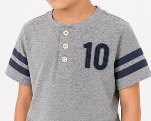 เสื้อยืดเด็กผู้ชายสีเทาแบบเฮนลีย์ พิมพ์ลายตัวเลข แขนสั้น ผ้าคอตตอนผสม สไตล์ลำลอง แต่งกระดุม คอทรงกลม - Product Image 4