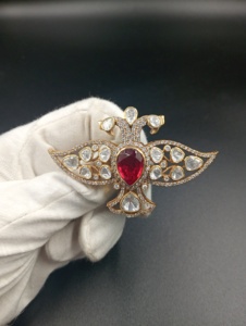 Broche con alas y piedra de color rojo, chapado en oro, para mujer, regalo, joyería, broche con diseño de doble pavo real para mujeres y hombres - Product Image 1