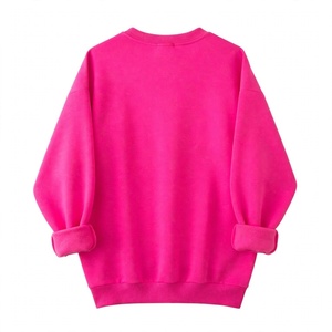 เสื้อสเวตเชิ้ตคอกลมสีชมพูสดใสสำหรับผู้หญิง ผ้าฟลีซหนานุ่ม พิมพ์ลายหัวใจสีแดงน่ารัก สไตล์ลำลองทรงโอเวอร์ไซส์ เสื้อสตรีทแวร์ - Product Image 2