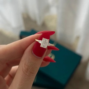 Bague de fiançailles et de mariage en or jaune 18 carats avec diamant de laboratoire taille émeraude, trois pierres, 1,5 carat, et diamants latéraux taille poire émeraude pour femme - Product Image 4
