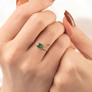 Anillo de Cristal Esmeralda Dorado Hecho a Mano, Joyería Minimalista Geométrica con Piedra Verde, Estilo Boho para Mujer - Product Image 2