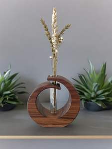 Jarrón de madera para arreglos florales con etiqueta privada, para decoración de mesas en bodas y eventos, con textura elegante, alta y clásica. - Product Image 4