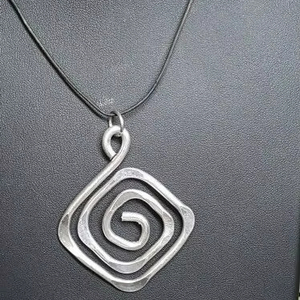 Collar con colgante en forma de espiral, cadena de cuello de acero inoxidable, joyería Unisex geométrica Simple a la moda - Product Image 1