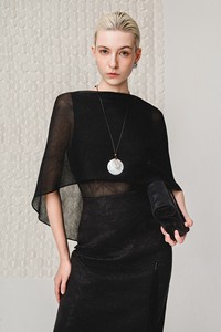 Chemises en gros pour femmes sans manches OBSIDIAN FLOW CAPE élégantes été printemps ODM haut de gamme coréennes en triacétate soyeux - Product Image 2