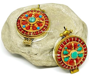 Elegantes Colgantes Unisex de Aleación Plateados con Diseño de Paz y Temática Religiosa Tibetana - Product Image 1