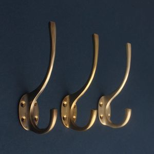 Ensemble de trois patères murales classiques en laiton, fabriquées à la main, résistantes à la rouille, pour le rangement des vêtements - Product Image 1