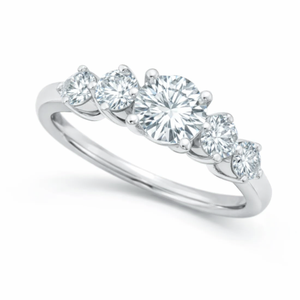 Anillo de compromiso de oro blanco para mujer con diamantes redondos, engaste de púas, estilo clásico, banda de cinco piedras - Product Image 1