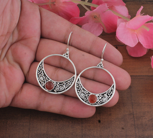 Boucles d'oreilles pendantes en argent sterling 925 faites à la main, motif filigrane goutte d'eau et croissant de lune, avec pierre de lune naturelle, collection luxe Shree Jaipur - Product Image 3