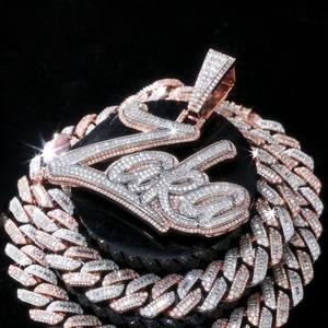 สร้อยคอจี้ตัวอักษรโมอิสซาไนต์แบบคลาสสิก ชุบทองสองสี S925 พร้อมโซ่แบบลิงค์  สามารถสลักโลโก้ได้ตามต้องการ  ทันสมัย - Product Image 4