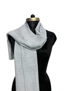 Echarpe Gris Texturizado en Zigzag de Primera Calidad, Bufanda Hecha a Mano de Lana y Acrílico de 28x80 Pulgadas, Chal de Fibra Cálida y Cómoda para el Invierno para Mujer - Product Image 3