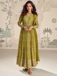 Traje Anarkali Chinon de Dhwaja Export Mehendi, Preconfeccionado, con Bordado y Trabajo de Codificación - Product Image 4
