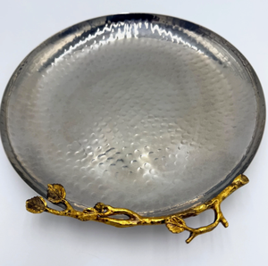 Plateau décoratif en acier inoxydable martelé avec poignées botaniques dorées, plat de service rond en métal martelé avec motif feuille et branche - Product Image 3