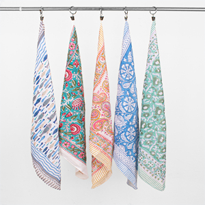 Pañuelo Cuadrado de Verano con Estampado Artesanal en Tono Tierra, Bandana Colorida de Algodón, Versátil para la Cabeza, Muñeca y como Accesorio para Bolsos - Product Image 4