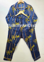 Ensemble de pyjama en coton de luxe fait main, imprimé palmiers tropicaux, bleu indigo, avec passepoil contrastant, confortable pour l'été et l'automne
