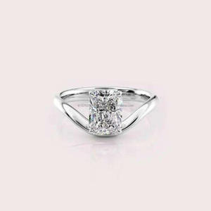 Anillo de Compromiso de Moissanita con Corte Princesa en Oro Blanco, Anillo de Promesa Solitario Moderno con Diseño de Catedral - Product Image 1