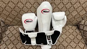 Guantes de Boxeo de Piel Blanca Twins Muay Thai y Espinilleras para Entrenamiento de Artes Marciales, Sparring, Adultos, Unisex, Cierre de Gancho y Bucle - Product Image 3