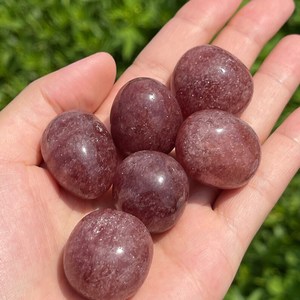 Vente en gros de cristaux naturels rouges, quartz rouge fraise, cristaux roulés pour la guérison et la décoration - Product Image 1