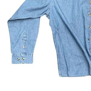 AKA Camisa vaquera de mujer de manga larga con botones al frente y logo Shield, color azul claro - Product Image 4