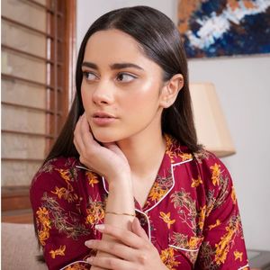 Conjunto de Pijama de Manga Corta con Estampado Floral en Borgoña y Amarillo para Mujer, Camisa con Botones y Pantalones a Juego, Ropa de Dormir Suave, Fabricante OEM Personalizado - Product Image 2