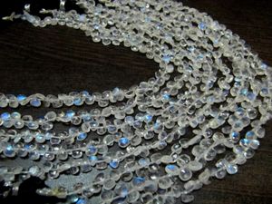 Perles de pierre de lune arc-en-ciel blanche naturelle, forme cœur, 4 à 8 mm, en forme de briolette, brin de 8 pouces de long - Product Image 1