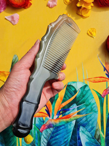 Peine de cuerno hecho a mano de alta calidad con bordes redondeados y suaves, antiestático, para uso diario. - Product Image 6