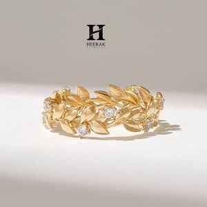 Anillo de Diamantes Cultivados en Laboratorio con Diseño de Rama de Olivo de Lujo, Oro Amarillo de 14K, Anillo de Boda con Hoja de Laurel Botánica - Product Image 2