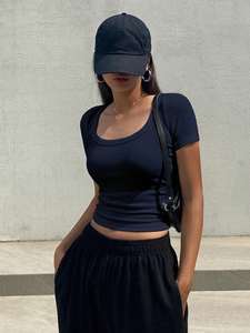 Haut court athleisure crossover pour femme, idéal pour l'été et le fitness, t-shirt classique coupe ajustée, couleur unie, encolure dégagée, personnalisable en coton et élasthanne - Product Image 5
