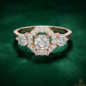 แหวนเพชรทรง Asscher คัต รูปแบบ Lumera เพชรเพาะเลี้ยง D VVS2 ตัวเรือนโรสโกลด์ ประดับเพชรรอบวงแบบสามเม็ด ดีไซน์หรูหราสำหรับผู้หญิง ได้รับการรับรองจาก IGI - Product Image 1