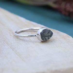 Bague en argent sterling 925 sculptée à la main en forme de feuille de labradorite naturelle, avec pierre précieuse sculptée en forme de poire, pour femme - Product Image 5