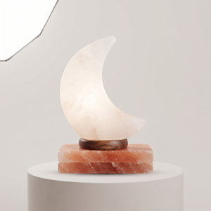 Lampe de sel de l'Himalaya faite à la main avec un design en forme de lune, cristaux roses naturels, support en bois décoratif et éclairage doux pour boutique de cadeaux - Product Image 2