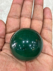 Sphère de jade vert avec une riche coloration émeraude, variation crémeuse, surface lisse et arrondie, polissage raffiné et intemporel. - Product Image 5