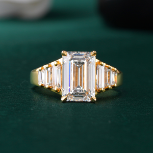 Bague de fiançailles en or jaune et blanc 14 carats avec diamant de laboratoire taille émeraude 3,01 carats VS1 VVS1 et pierres latérales baguette de qualité supérieure pour mariages - Product Image 1
