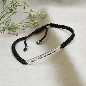 Pulsera Ajustable de Cordón Negro con Barra 'Live the Moment', Cordón de Protección, Pulsera Fina Ajustable, Regalo Moderno, Joyería de Mano - Product Image 3