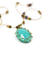 Collier artisanal en macramé avec pierre précieuse bleue, pendentif ovale facetté, cordon réglable multicolore, bijoux bohèmes pour femmes