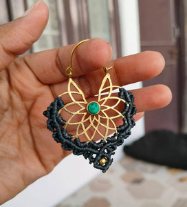 Boucles d'oreilles cœur en macramé bleu vintage avec pierre turquoise au centre, motif floral doré, style bohème, faites à la main, bijoux de fête pour femme - Product Image 3