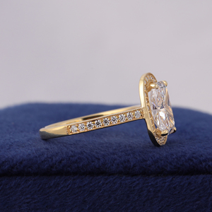 Bague de fiançailles en or blanc avec diamant de laboratoire taille coussin de 2,50 carats certifié IGI, halo de diamants de laboratoire taille coussin, tige pavée - Product Image 3
