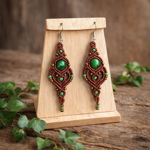 Boucles d'oreilles en macramé en malachite faites à la main, pierre naturelle verte, cordon marron, boucles d'oreilles pendantes bohèmes, cristal de guérison, bijoux artisanaux pour femmes - Product Image 1