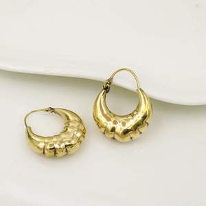 Boucles d'oreilles créoles en laiton plaqué or Sunil Jain, style vintage, bijoux de mode unisexe du Rajasthan, cadeau - Product Image 1