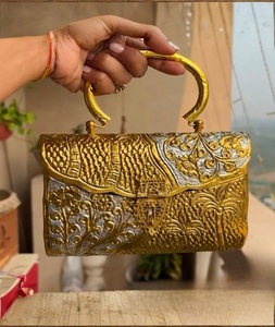 Pochette latérale en laiton plaqué or, faite à la main, avec chaîne, touche de luxe, sac à main de mariage tendance pour femme, prix raisonnable - Product Image 3