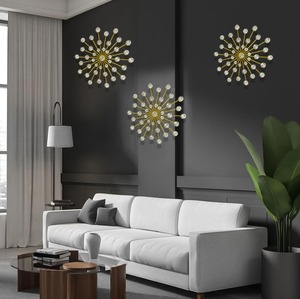 Arte de pared decorativo premium de metal con detalles de cristal en forma de rayos de sol, perfecto para el vestíbulo de un hotel y como fondo para celebraciones, procedente de la India. - Product Image 3