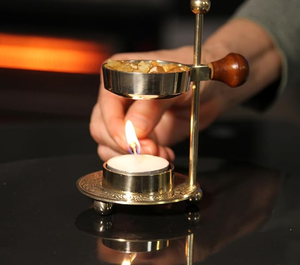 Brûleur d'encens décoratif en métal de style arabe, idéal pour les salons et les intérieurs d'hôtels de luxe - Product Image 5