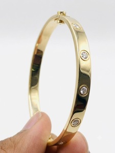 Bracelet jonc minimaliste articulé en or massif 18 carats avec diamants de laboratoire sertis clos – Bijou de mode raffiné - Product Image 2